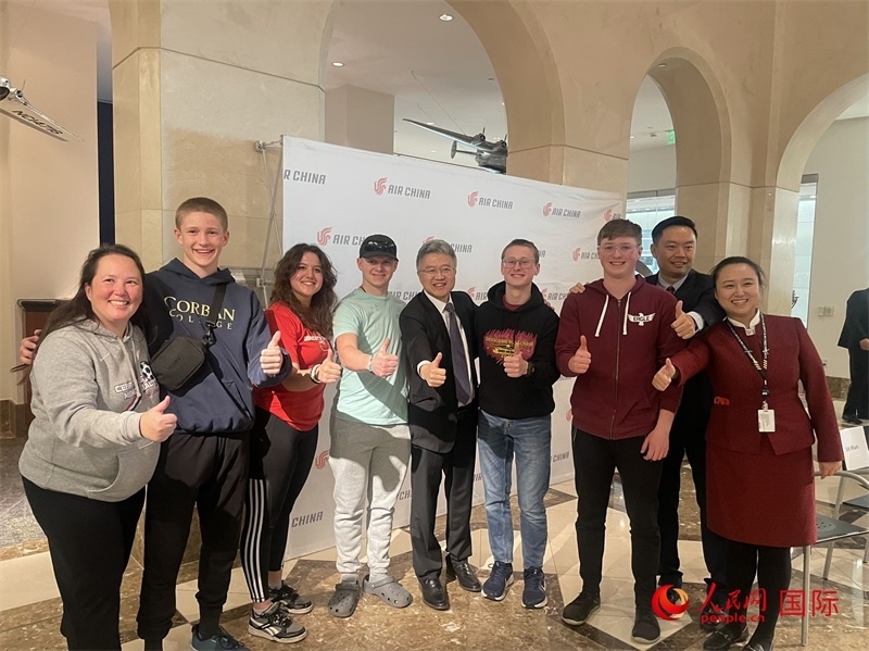 師生們出發(fā)前與國航工作人員合影留念。人民網(wǎng)記者 鄧圩攝