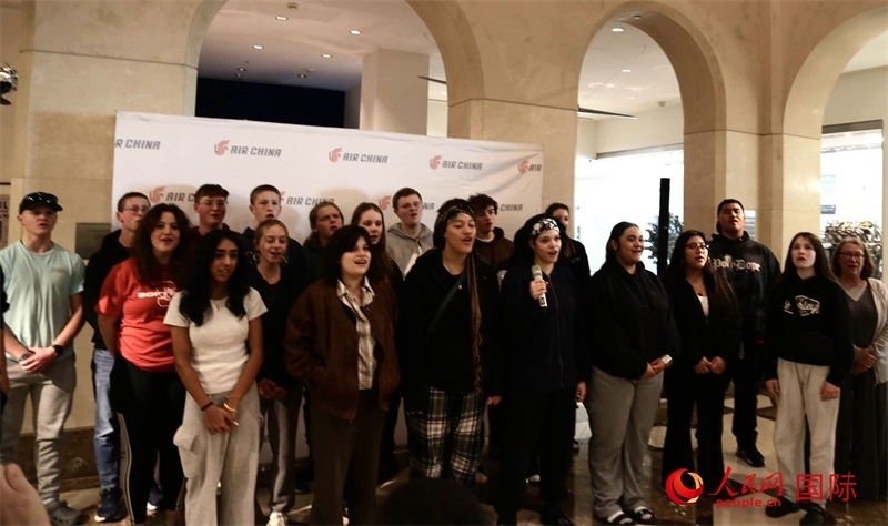 全體美國高中生合唱《希望的田野》。人民網(wǎng)記者 鄧圩攝