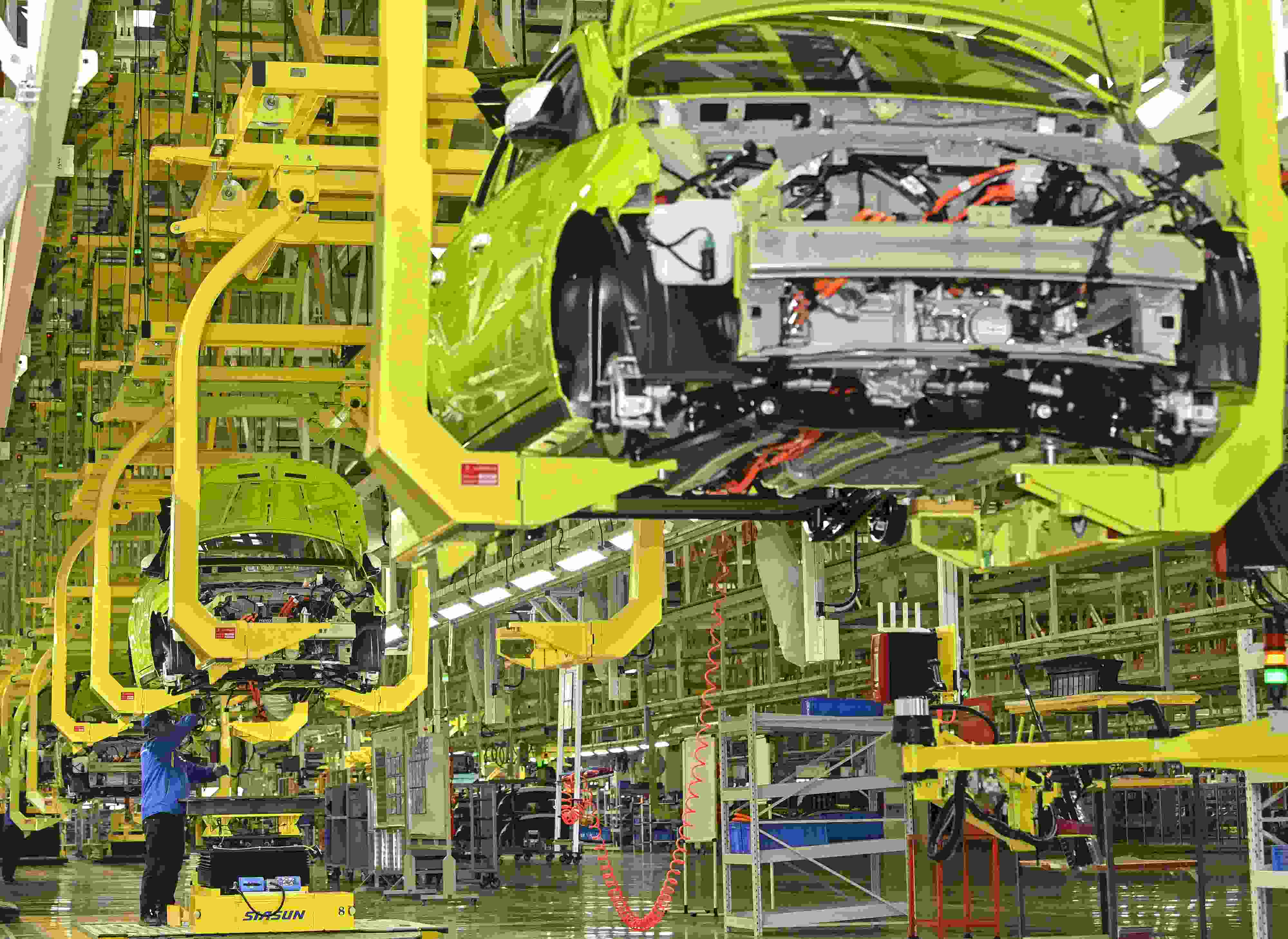 △ 2024年2月27日，一家新能源汽車公司的總裝車間生產(chǎn)線上，工人正在加緊生產(chǎn)趕訂單。