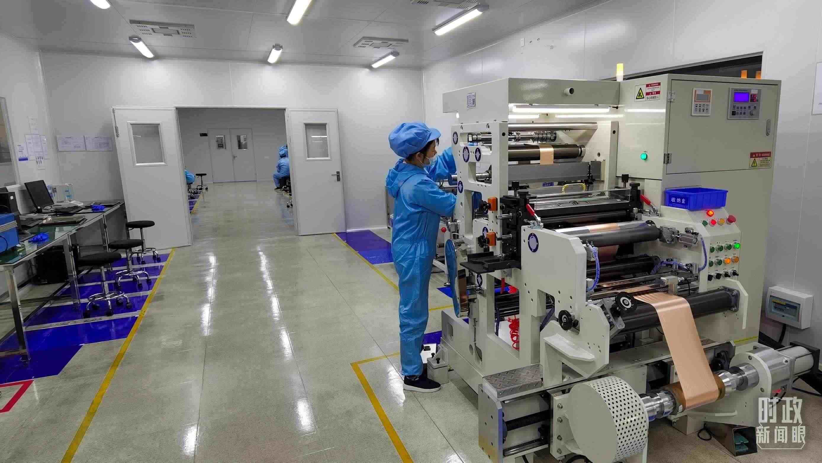 △企業(yè)員工將冷壓后的極片裁出規(guī)定尺寸，用于鋰電池制作。（總臺(tái)央視記者郭鴻拍攝）