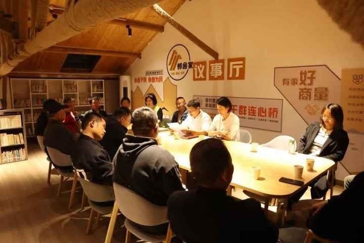 △浙江金華武義縣后陳村“鄰舍家”協(xié)商議事會討論舊村改造事宜。