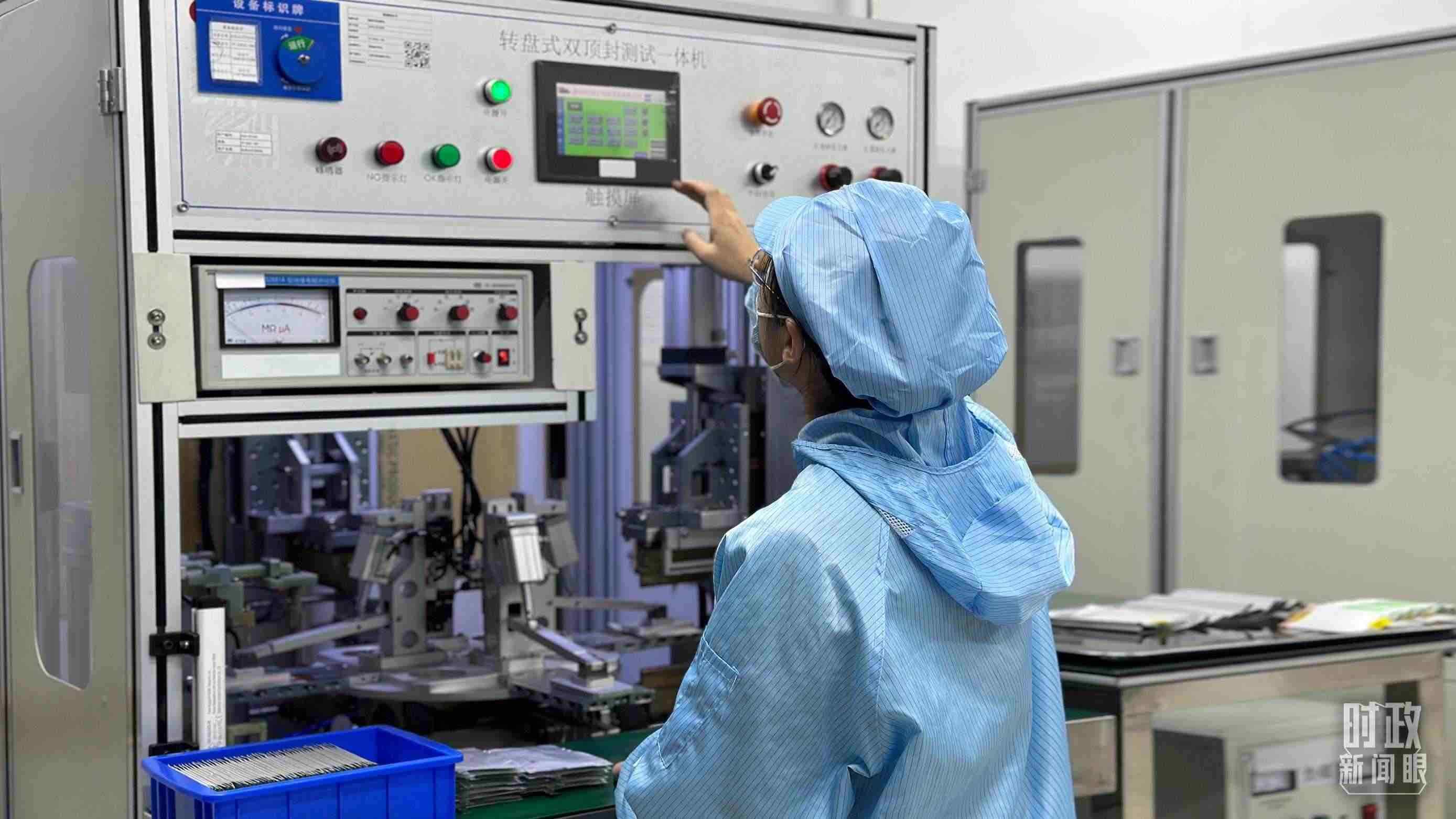 △企業(yè)電池技術(shù)中心內(nèi)，員工正在進(jìn)行電池封裝。（總臺(tái)央視記者盧心雨拍攝）