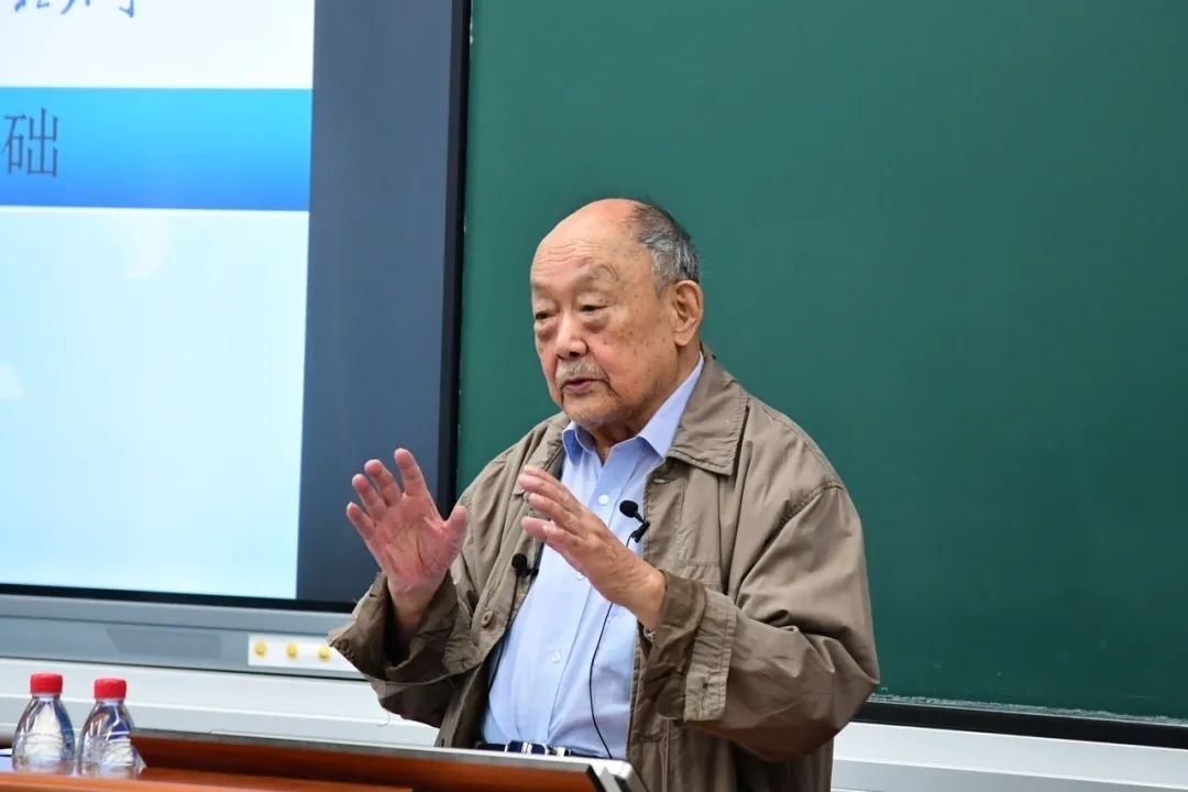 91歲的楊士莪院士“一站到底”為學生授課。哈爾濱工程大學供圖