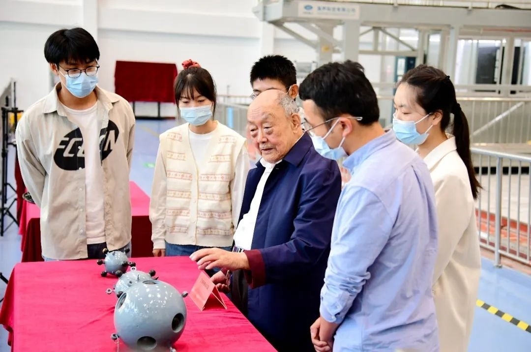 楊士莪院士在實驗室指導學生。哈爾濱工程大學供圖