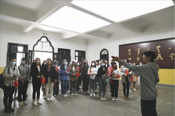 2021年5月20日，少數(shù)民族學(xué)生在湖南第一師范學(xué)院進(jìn)行紅色研學(xué)活動，共同追尋那段紅色歲月的足跡。