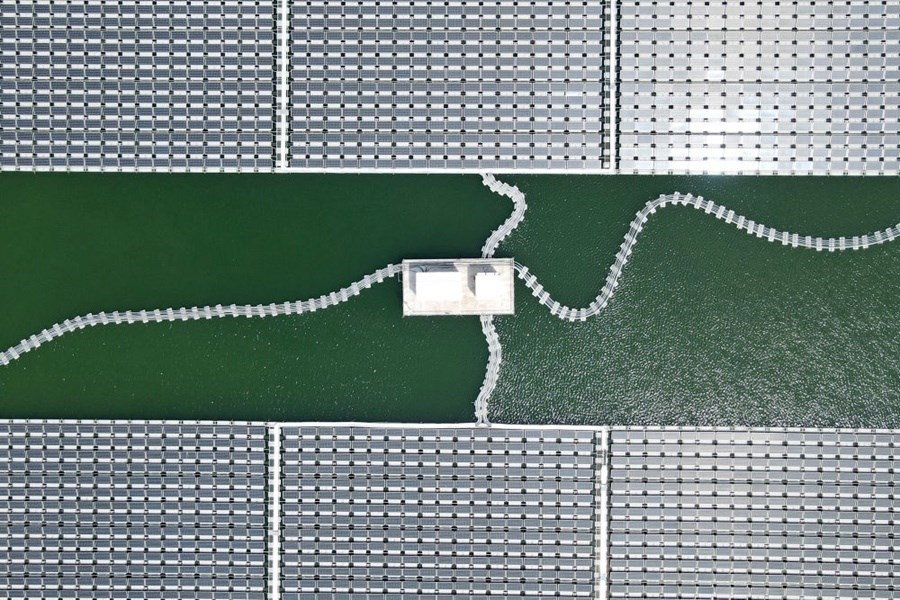 2022年8月25日拍攝的潁上縣毛圩水上光伏電站（無人機照片）。近年來，安徽省阜陽市潁上縣古城鎮(zhèn)積極推進采煤沉陷區(qū)治理工作，將昔日的采煤沉陷區(qū)建設成水上光伏電站，既減少占用土地面積，又能生產(chǎn)清潔能源。