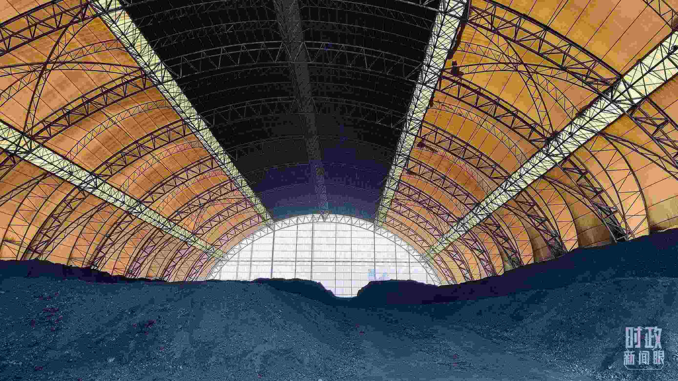 山西瑞光熱電有限責(zé)任公司儲(chǔ)煤場(chǎng)。2022年1月，習(xí)近平來到這里察看煤場(chǎng)儲(chǔ)煤情況。（總臺(tái)央視記者楊立峰拍攝）