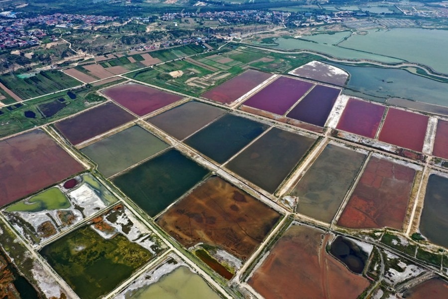 這是2023年7月11日拍攝的山西運城鹽湖一角（無人機照片）。按照“生態(tài)優(yōu)先、保護為主、適度開發(fā)”的原則，2020年9月，運城市全面停止鹽湖范圍內(nèi)的工業(yè)生產(chǎn)活動。近年來，千年鹽湖正在向生態(tài)保護、風貌重塑、產(chǎn)業(yè)轉(zhuǎn)型、全域旅游的“綠色發(fā)展”轉(zhuǎn)變。