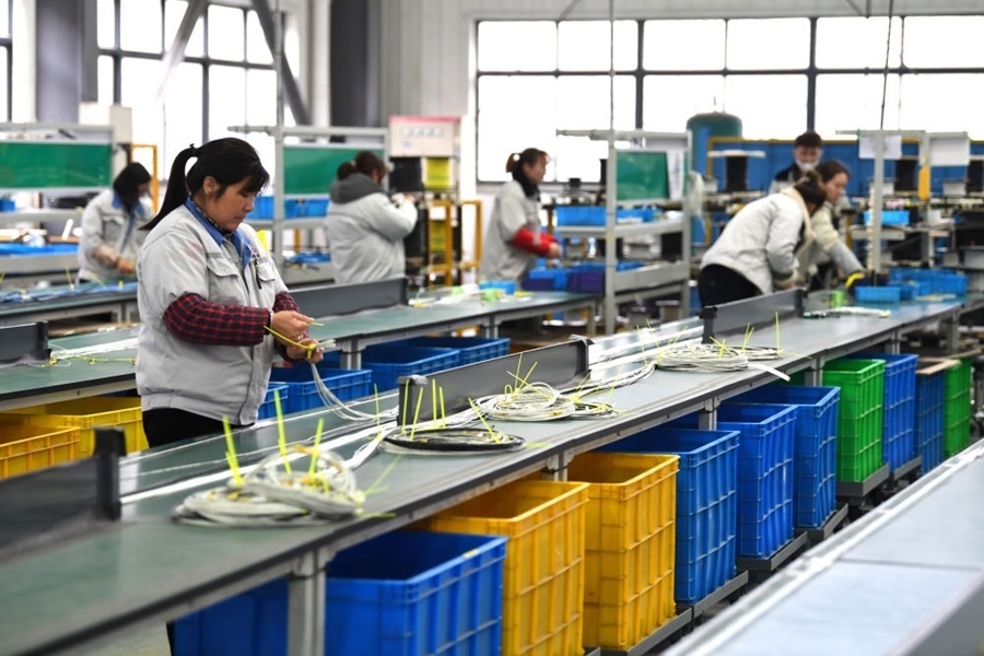 2022年2月16日，工作人員在安徽省滁州市汊河軌道交通裝備產(chǎn)業(yè)園的一家軌道交通裝備企業(yè)生產(chǎn)線上忙碌。安徽省滁州市來安縣汊河鎮(zhèn)地處皖蘇交界，緊鄰南京市江北新區(qū)。近年來，來安縣成為承接南京產(chǎn)業(yè)轉(zhuǎn)移的前沿陣地，汊河這個曾經(jīng)的傳統(tǒng)農(nóng)業(yè)小鎮(zhèn)緊抓機遇，開始深度融入長三角，參與產(chǎn)業(yè)協(xié)作分工。產(chǎn)業(yè)園吸引了越來越多長三角地區(qū)軌道交通企業(yè)入駐，形成了鐵路客車、城際軌道零部件研發(fā)、生產(chǎn)、銷售的產(chǎn)業(yè)集群。