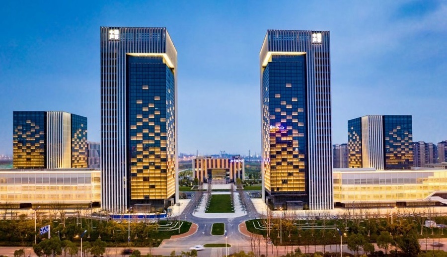 這是2019年3月13日拍攝的位于安徽合肥的中國聲谷產(chǎn)業(yè)園（無人機照片）。截至2024年，中國聲谷入駐企業(yè)超過2000戶，年產(chǎn)值超過2000億元，形成以智能語音及人工智能產(chǎn)業(yè)為核心的新一代信息技術產(chǎn)業(yè)集群。