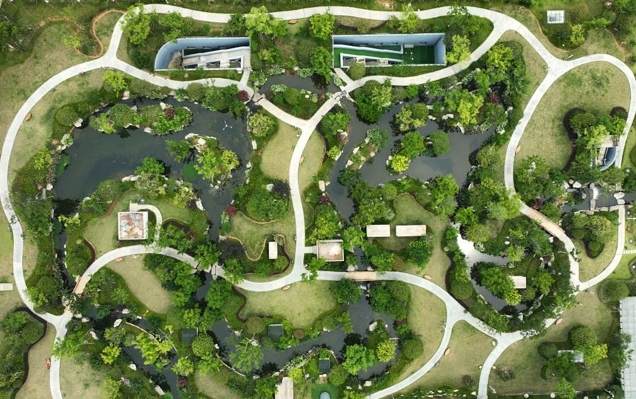 這是2023年6月15日拍攝的以“地上花園+地下治污”設計理念建設的九江市雙溪公園（無人機照片）。近年來，江西省九江市啟動中心城區(qū)水環(huán)境綜合整治工程，通過地下污水治理、岸線生態(tài)修復、興建“公園式”污水處理廠、城市智慧管網(wǎng)管控等措施，改善水環(huán)境，城市面貌煥然一新。