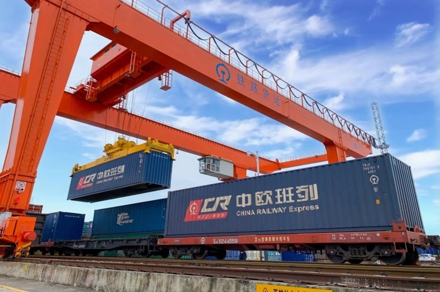 2022年4月29日，在鐵路合肥北站物流基地集裝箱作業(yè)區(qū)，龍門吊吊裝準備發(fā)運的中歐班列集裝箱。