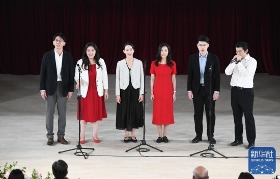 3月21日，國(guó)家開發(fā)銀行阿卡貝拉合唱團(tuán)在音樂會(huì)上演出。新華社記者 任超 攝