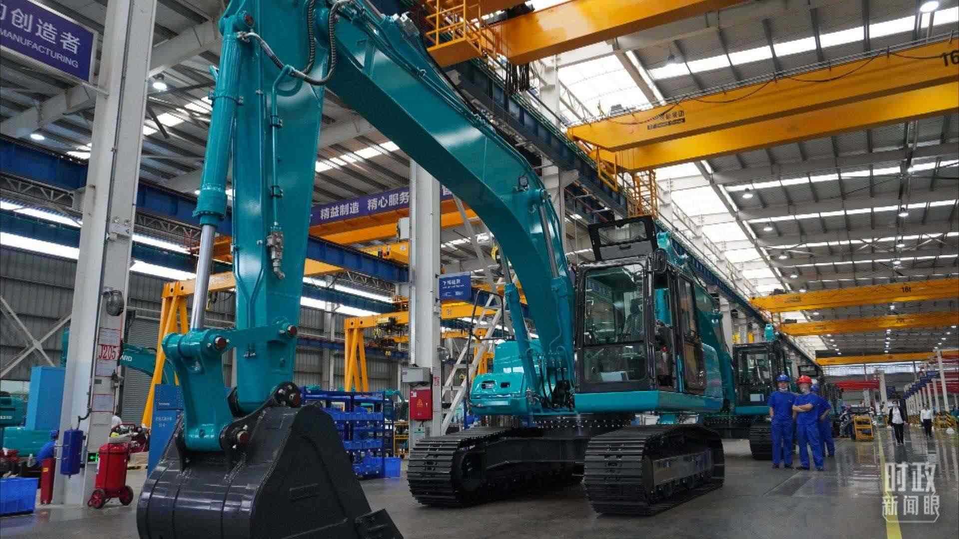 △這是山河智能大型挖掘機(jī)的組裝車間。2020年9月，習(xí)近平曾到此地考察。（總臺(tái)央視記者郭曉龍拍攝）