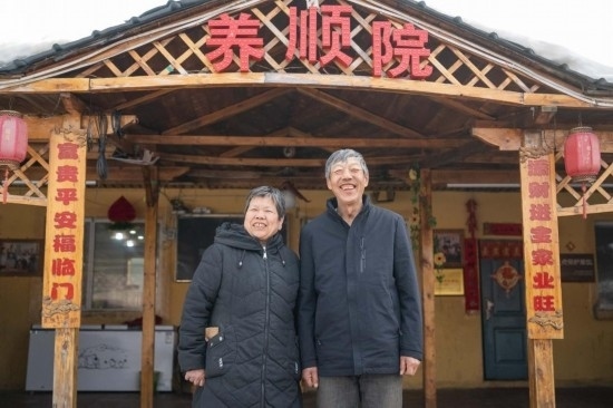 在伊春市友好區(qū)，伊春森工上甘嶺林業(yè)局有限責任公司溪水林場分公司退休職工劉養(yǎng)順（右）和老伴楊秋娥在自家農(nóng)家院中（3月13日攝）。新華社記者 謝劍飛 攝