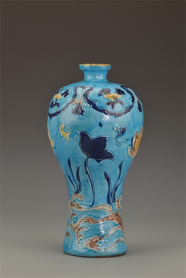 一號(hào)沉船出水的琺華彩蓮紋梅瓶。中國文物報(bào)社供圖