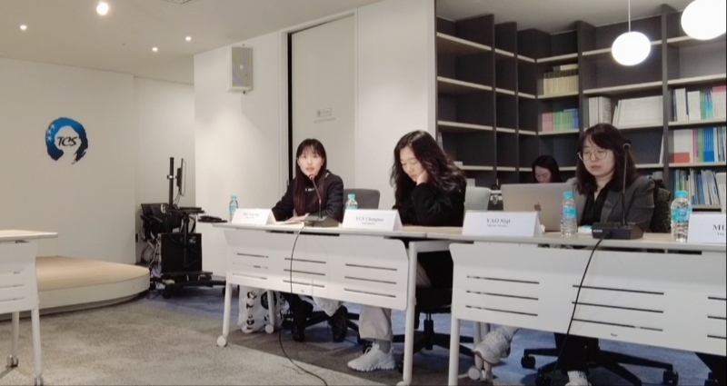 記者（左一）在交流活動(dòng)上，以加強(qiáng)中日韓三國經(jīng)濟(jì)合作、增進(jìn)三國民眾相互理解為主題發(fā)表演講。權(quán)小星攝