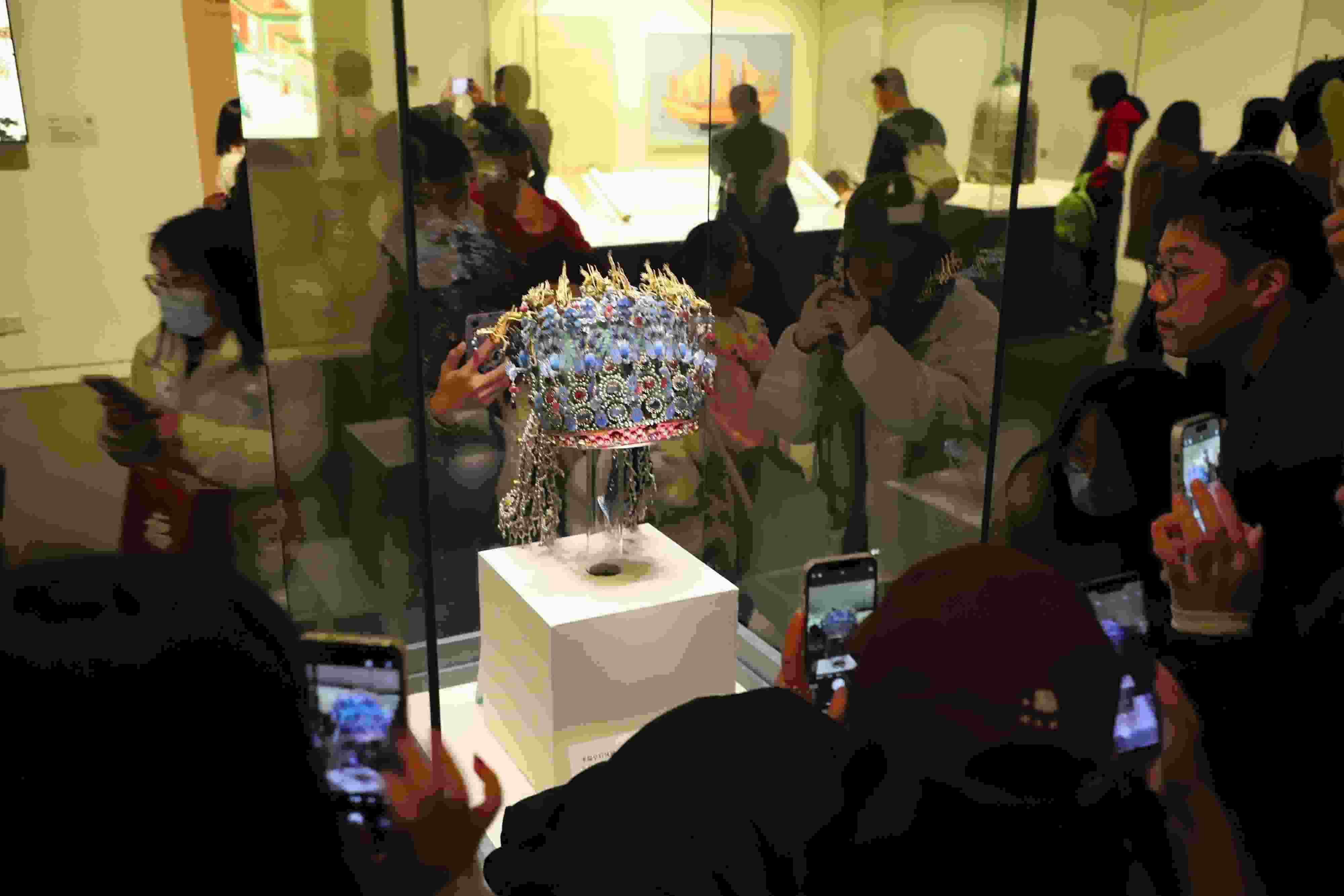 △ 2024年3月9日，北京，中國國家博物館，來自天南海北的游客在參觀藏品。