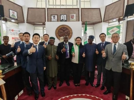 3月21日，與會(huì)嘉賓在首屆拉各斯論壇現(xiàn)場(chǎng)合影留念。（圖片由中國(guó)駐拉各斯總領(lǐng)事館提供）