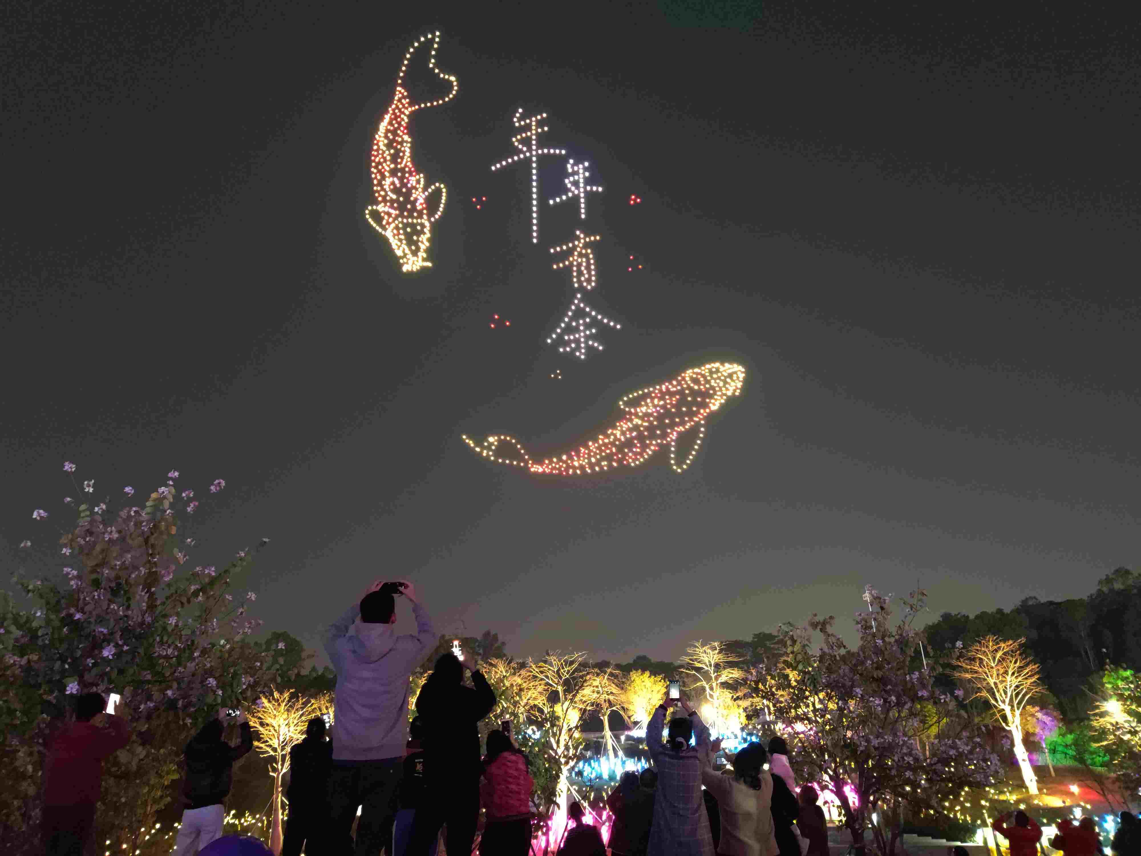△ 2024年2月10日，深圳北站中心公園，春節(jié)主題無人機燈光秀引來眾多游客駐足觀看。