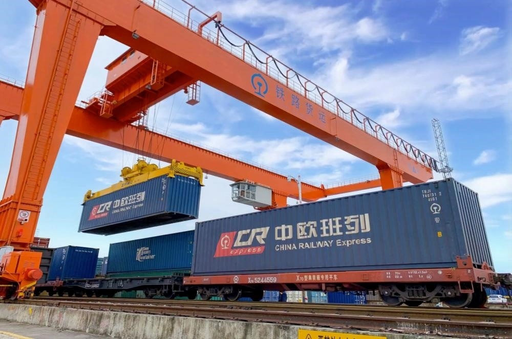 △2022年4月29日，在安徽合肥北站物流基地集裝箱作業(yè)區(qū)，準備發(fā)運的中歐班列集裝箱。
