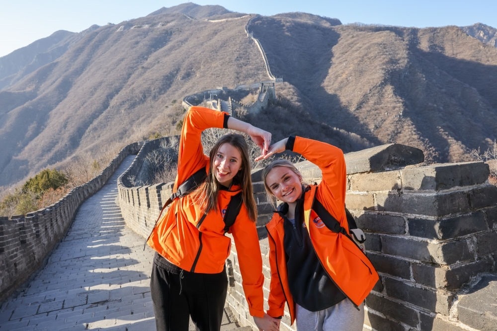 3月20日，美國華盛頓州中學生代表團的成員在北京慕田峪長城留影。新華社記者 殷剛 攝