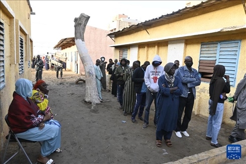 3月24日, 選民在塞內(nèi)加爾首都達(dá)喀爾的一處投票站前排隊。新華社發(fā)（登巴·蓋伊攝）