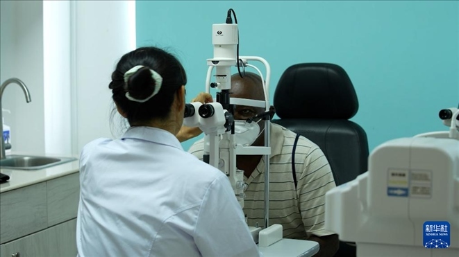 3月4日，在多米尼克羅索的中多友誼醫(yī)院眼科中心，援多醫(yī)療隊(duì)成員、南方醫(yī)科大學(xué)第三附屬醫(yī)院眼科主治醫(yī)師魯志卿為病人做檢查。新華社記者 王朝 攝