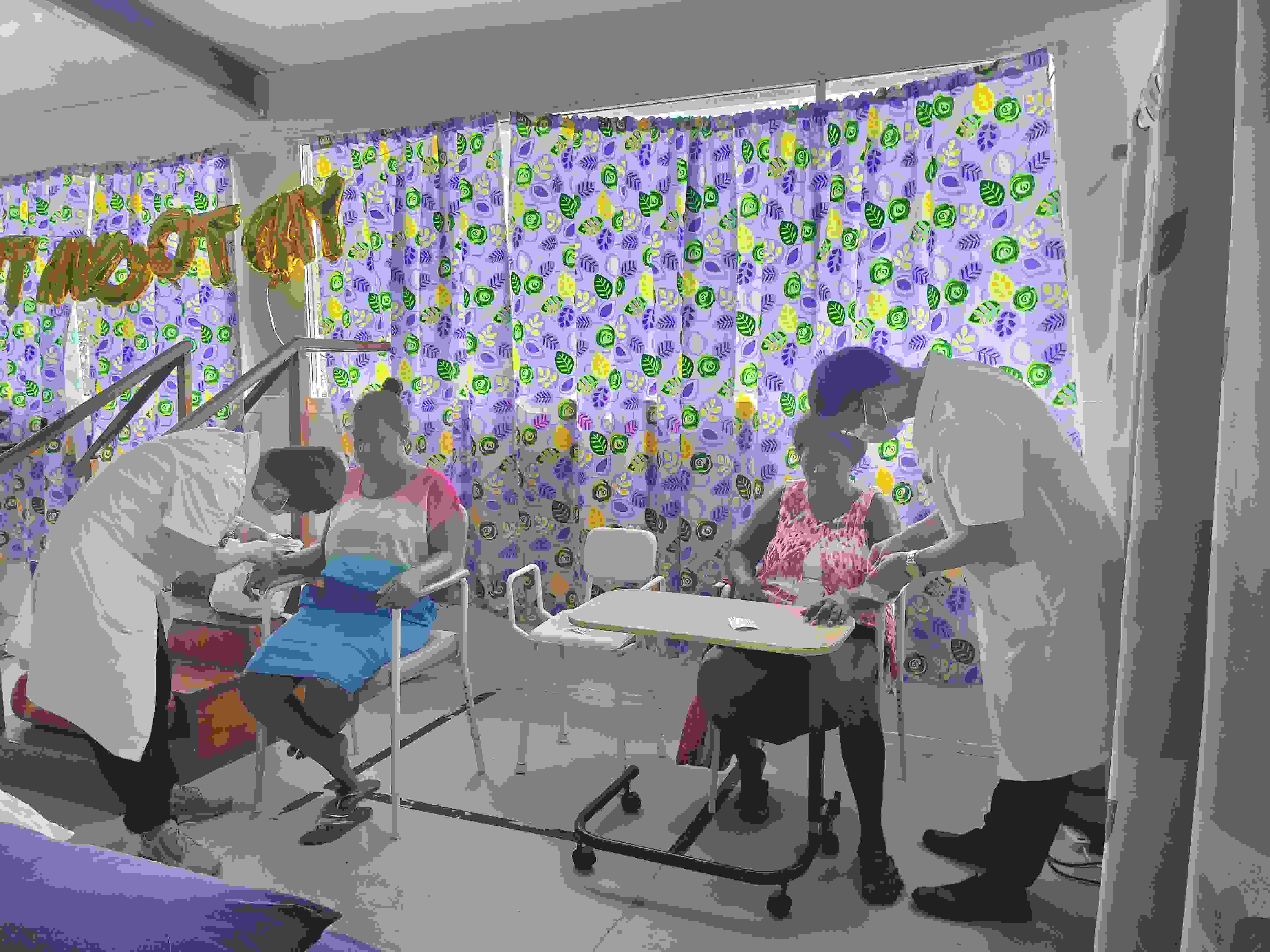 2023年7月3日，中國援助所羅門群島醫(yī)療隊針灸大夫在所羅門群島首都霍尼亞拉國家轉(zhuǎn)診醫(yī)院為患者治療。