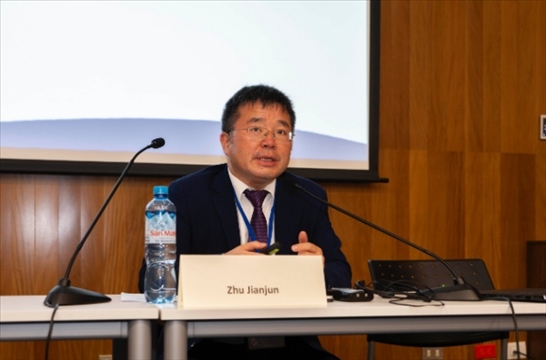 上海外國語大學(xué)國際文化交流學(xué)院副院長朱建軍做專題講座。（秘魯天主教大學(xué)孔子學(xué)院供圖）