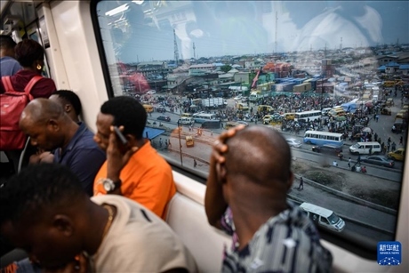 2月28日，在尼日利亞拉各斯，人們乘坐輕軌藍線列車。新華社記者 韓旭 攝