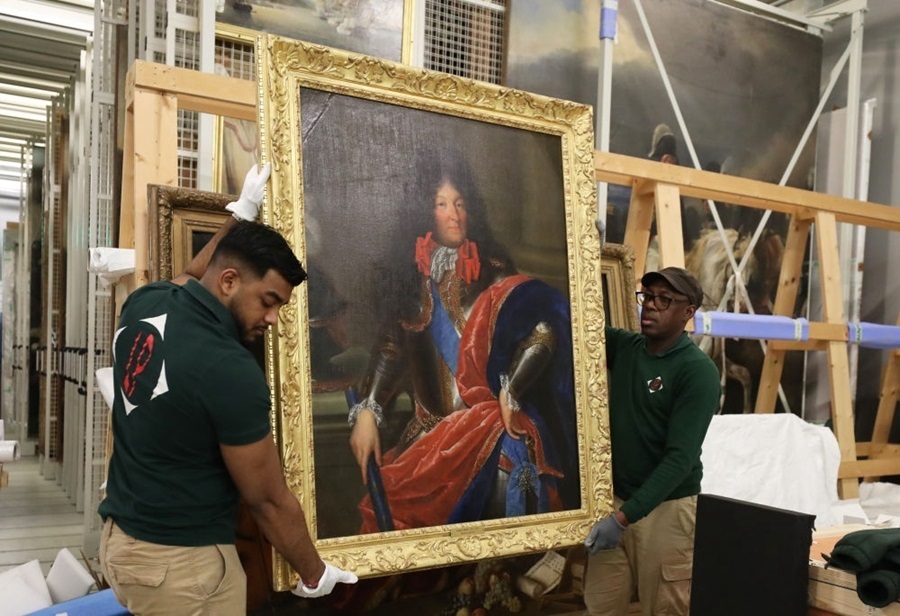  2024年3月11日，在法國巴黎近郊的凡爾賽宮，工作人員準備打包油畫《路易十四戎裝像》。在2024年中法建交60周年暨中法文化旅游年之際，凡爾賽宮和故宮博物院將于4月至6月在故宮共同舉辦“凡爾賽宮與紫禁城”展覽。凡爾賽宮工作人員將70余件法方展品打包裝箱，計劃在不久之后將其運往北京。新華社記者 高靜 攝