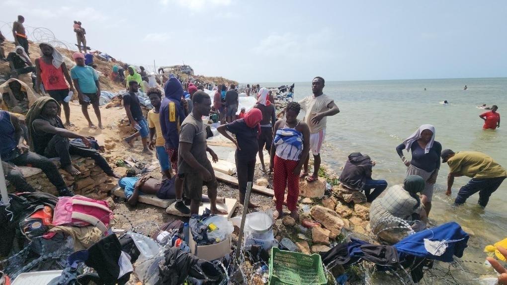 2023年7月26日，在突尼斯與利比亞邊境的艾季迪爾角，眾多移民滯留在地中海海岸邊。新華社發(fā)（哈姆扎·圖爾基亞攝）
