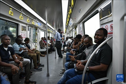 2月28日，在尼日利亞拉各斯，人們乘坐輕軌藍線列車。新華社記者 韓旭 攝
