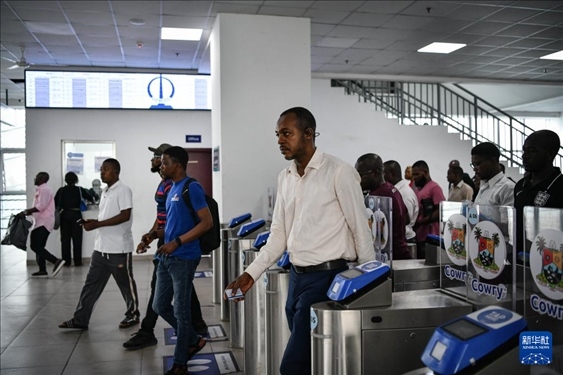 2月28日，在尼日利亞拉各斯，人們在輕軌藍線碼頭站刷卡出站。新華社記者 韓旭 攝