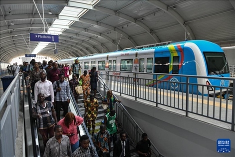 2月28日，在尼日利亞拉各斯，人們在輕軌藍線碼頭站下車出站。新華社記者 韓旭 攝