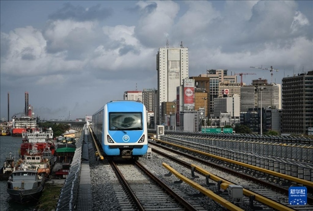 這是2月28日在尼日利亞拉各斯拍攝的一列輕軌藍線列車。新華社記者 韓旭 攝