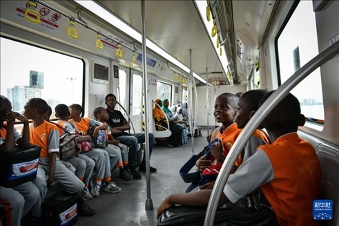2月28日，在尼日利亞拉各斯，一所小學的學生們體驗乘坐輕軌藍線列車。新華社記者 韓旭 攝
