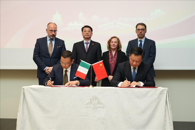 揚州市政府與意大利中國商會簽署合作協(xié)議。 主辦方供圖