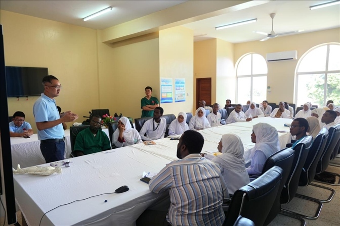 韋長(zhǎng)群醫(yī)生進(jìn)行中醫(yī)講座。中國(guó)援桑醫(yī)療隊(duì)供圖