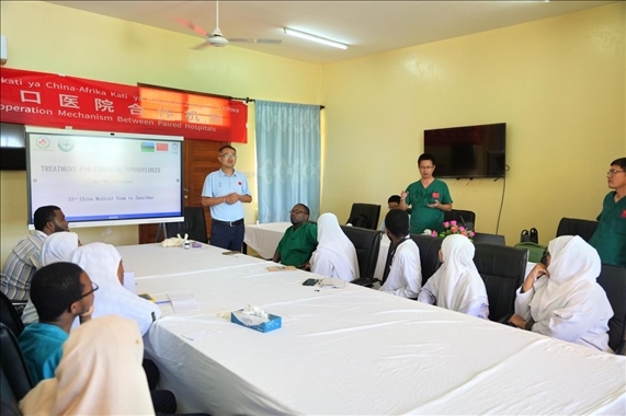 隊(duì)長(zhǎng)蔣國(guó)慶和韋長(zhǎng)群醫(yī)生一起解答問(wèn)題。中國(guó)援桑醫(yī)療隊(duì)供圖