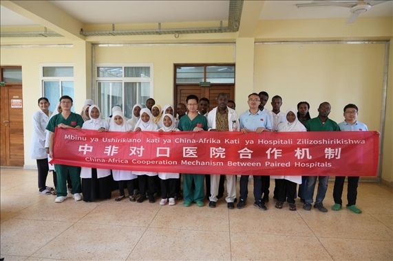 醫(yī)療隊(duì)隊(duì)員和當(dāng)?shù)蒯t(yī)生們合影。中國(guó)援桑醫(yī)療隊(duì)供圖