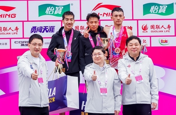 無錫市人民政府副秘書長(zhǎng)顧文龍，無錫市體育局黨組書記、副局長(zhǎng)楊宇華，海瀾集團(tuán)黨委副書記、副總裁江南共同為全國(guó)馬拉松錦標(biāo)賽（第一站）男子組前3名頒獎(jiǎng)。受訪者供圖