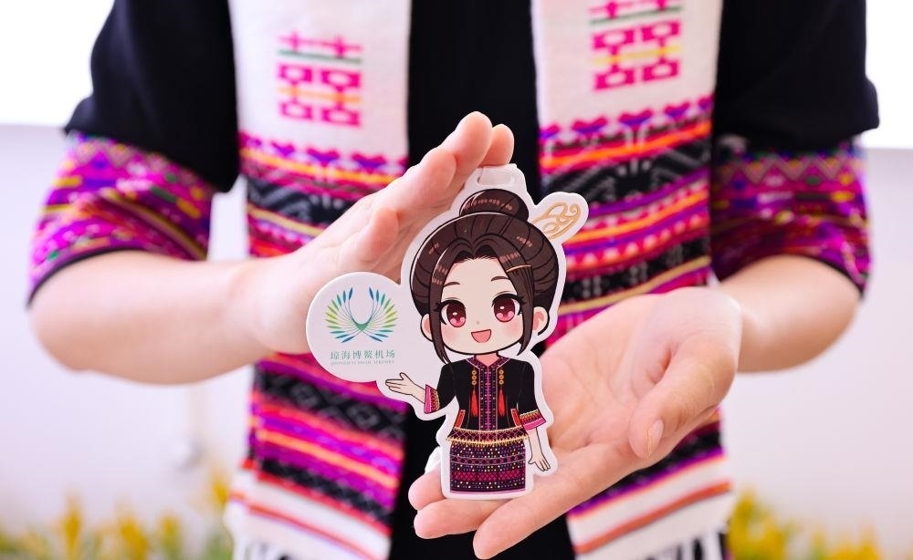 △2024年3月22日，博鰲機(jī)場(chǎng)工作人員展示“博鰲香”香氛卡片。