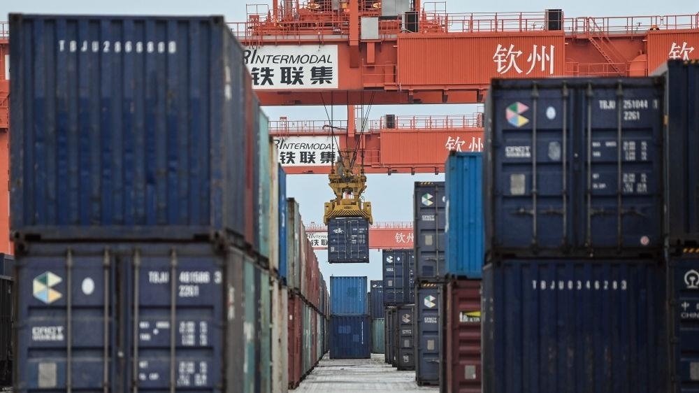 △2023年5月11日，在廣西欽州鐵路集裝箱中心站，塔吊在下卸集裝箱。近年來(lái)，在RCEP政策紅利推動(dòng)下，中國(guó)與東盟產(chǎn)業(yè)合作不斷深化，助力區(qū)域經(jīng)濟(jì)發(fā)展。