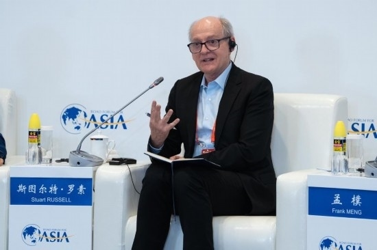 3月27日，《人工智能：現(xiàn)代方法》作者、加州大學(xué)伯克利分校計(jì)算機(jī)科學(xué)系教授斯圖爾特·羅素在分論壇上發(fā)言。新華社記者 曹夢瑤 攝