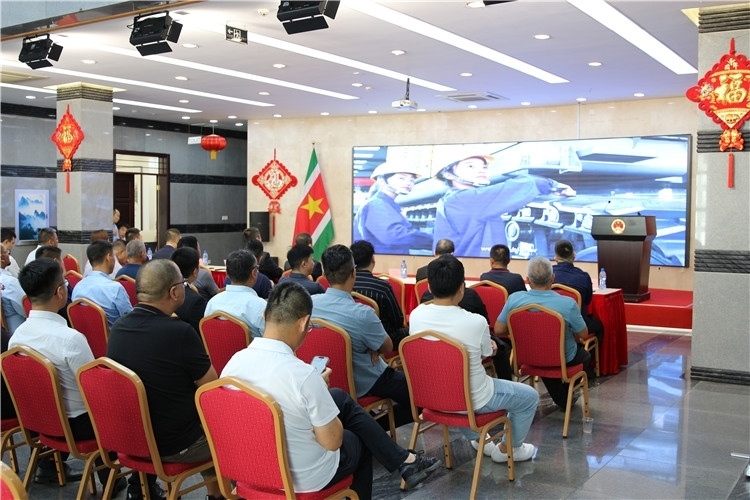 當?shù)貢r間3月26日下午，中國品牌重型機械、載重車輛宣傳推介會在中國駐蘇里南大使館舉行。圖為宣介會現(xiàn)場。中國駐蘇里南大使館供圖