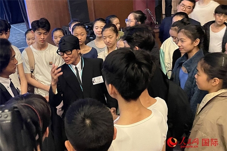 松山芭蕾舞團總代表清水哲太郎與中央芭蕾舞團舞蹈學校的學生們交流。人民網(wǎng)記者 張麗婭攝