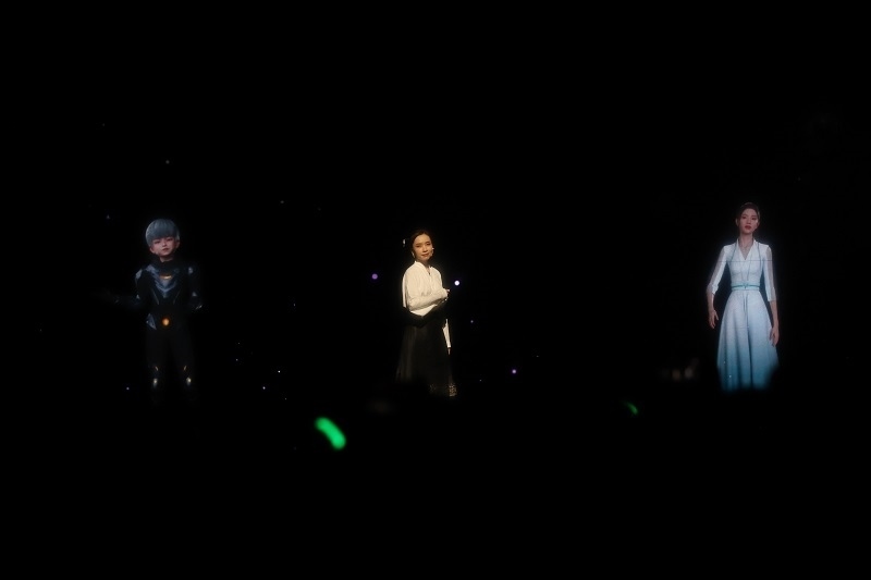 開場節(jié)目表演《彩云之南》。圖片來源：人民視頻