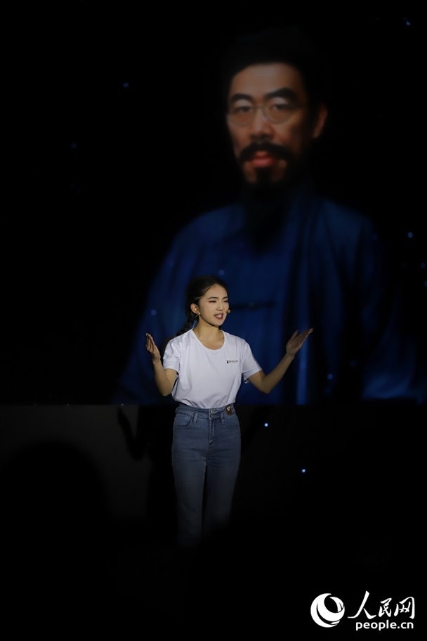 數(shù)字人“聞一多”與青年學生隔空對話。人民網(wǎng)記者 李發(fā)興攝